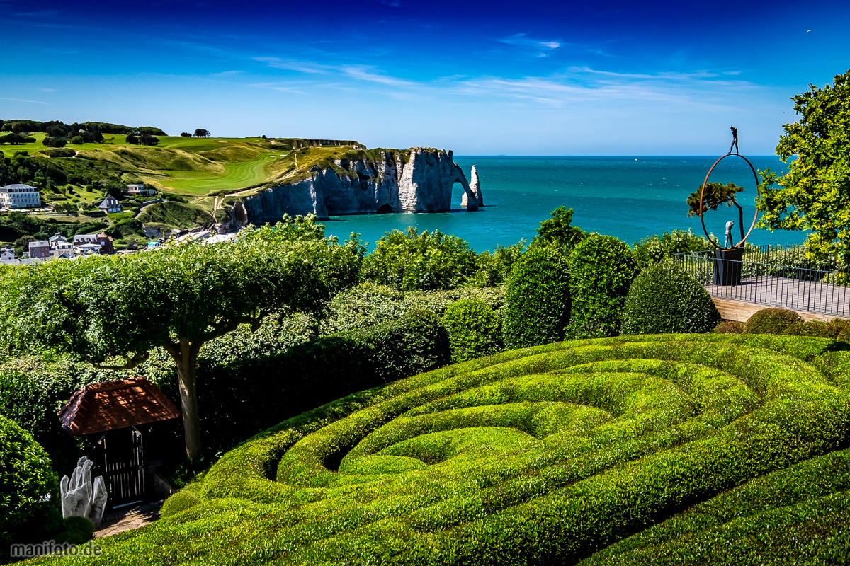36+ Etretat Gärten, Overlooking the famous cliffs of étretat, the